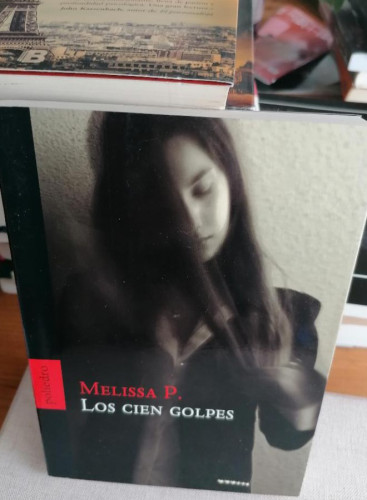 Portada del libro de Los cien golpes (Melissa P.)Editorial Poliedro, tapa blanda, año 2004.