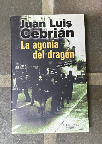 Portada del libro de La agonía del dragón. Cebrián, Juan Luis. 2000, ALFAGUARA.