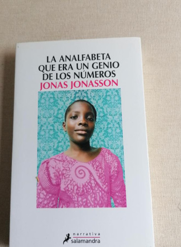 Portada del libro de LA ANALFABETA QUE ERA UN GENIO DE LOS NÚMEROS - JONASSON, JONAS SALAMANDRA 2014