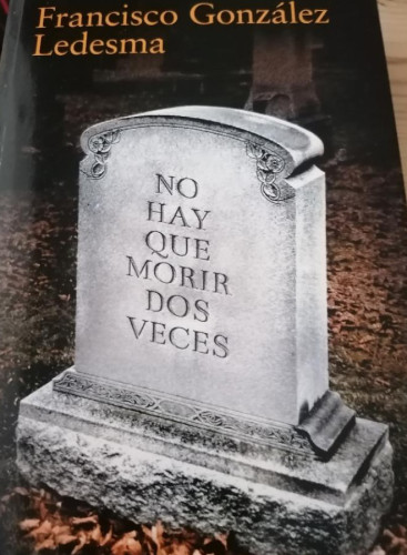 Portada del libro de No hay que morir dos veces (Autores Españoles e Iberoamericanos)