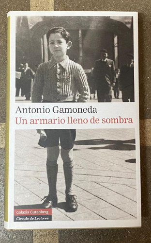 Portada del libro de UN ARMARIO LLENO DE SOMBRA. ANTONIO GAMONEDA. GALAXIA GUTENBERG - CÍRCULO DE LECTORES.