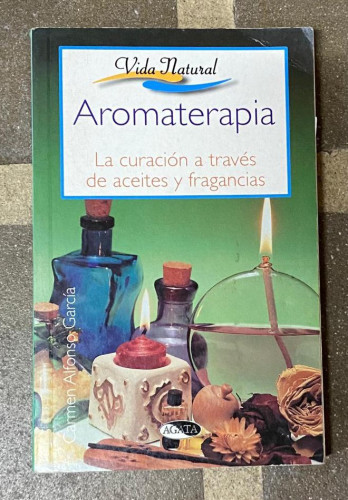 Portada del libro de Aromaterapia: la curación a través de aceites y fragancias. Alfonso García, Carmen. 1977, AGATA.